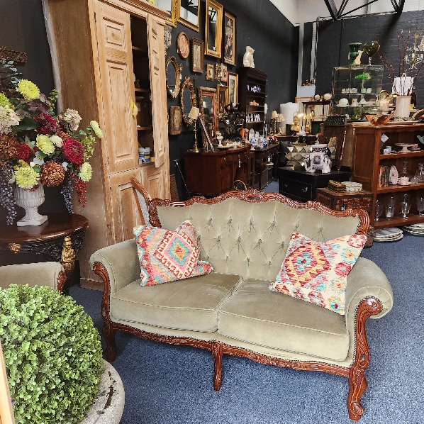 Entrance
                to indoor sales area